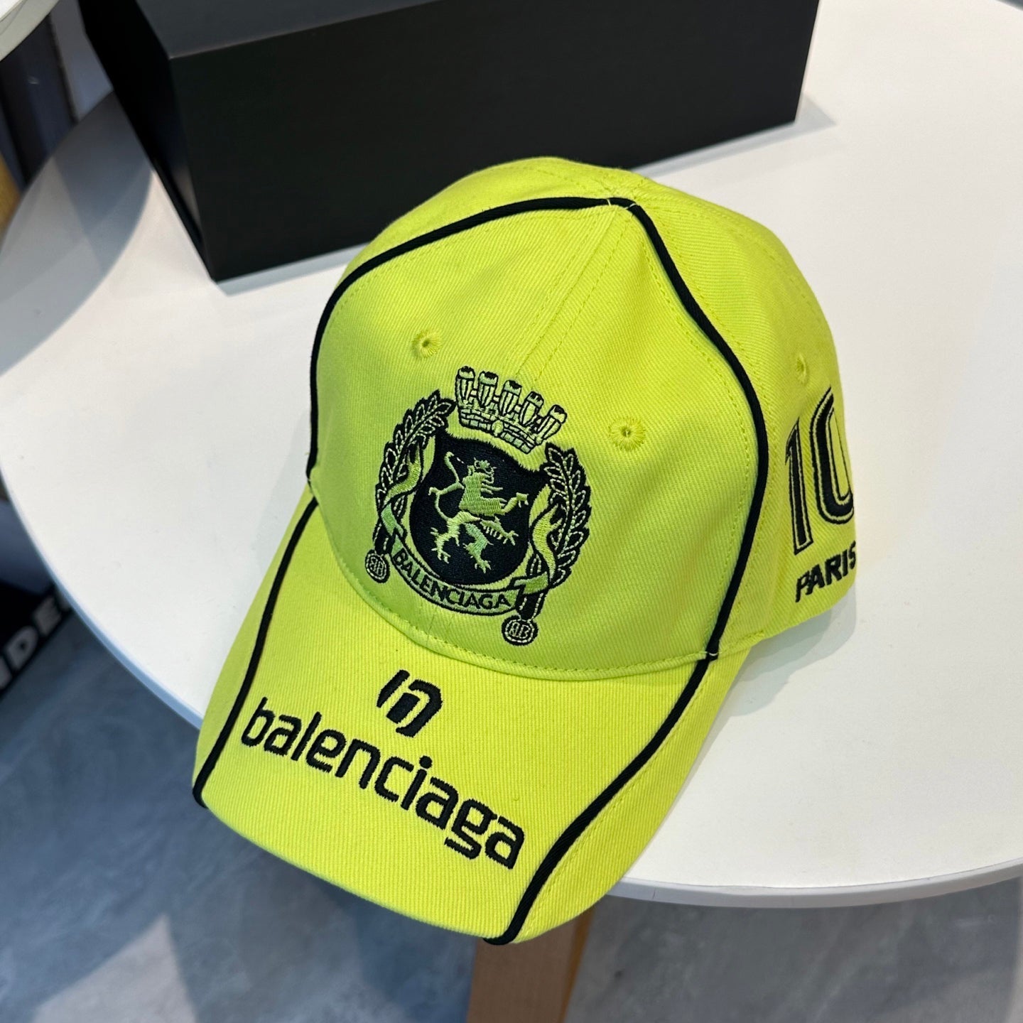 Crest embroidery cotton baseball cap with contrast piping