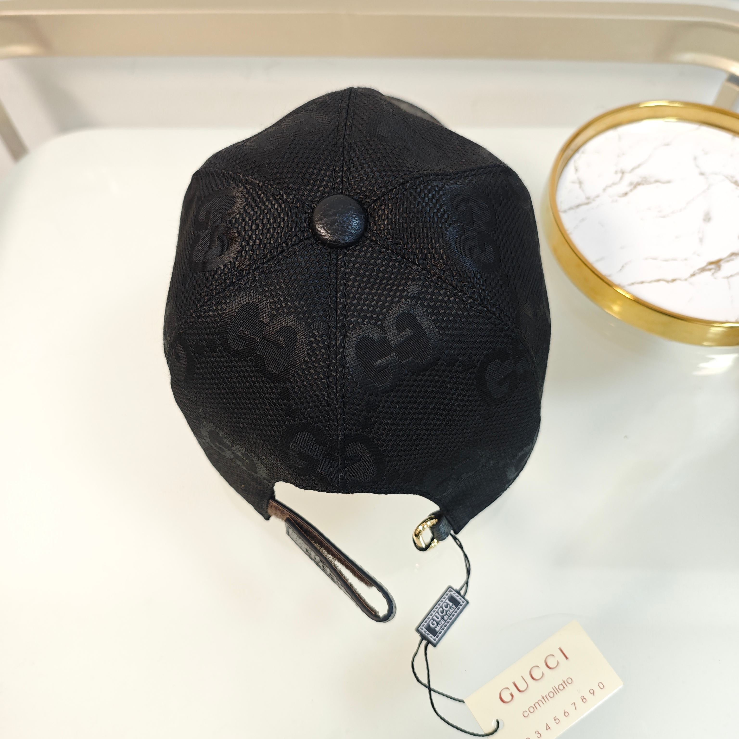 Sleek Black Baseball Cap with Textured Detailing