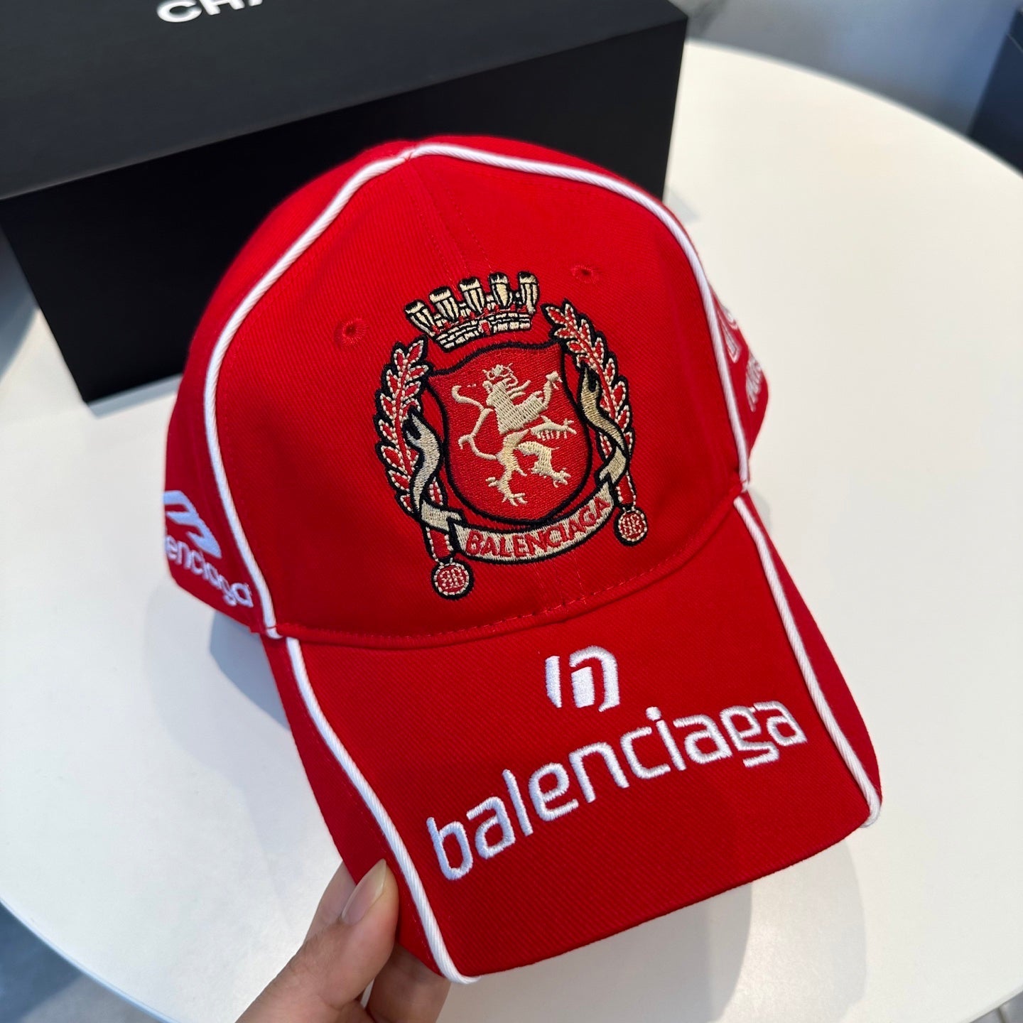 Crest embroidery cotton baseball cap with contrast piping