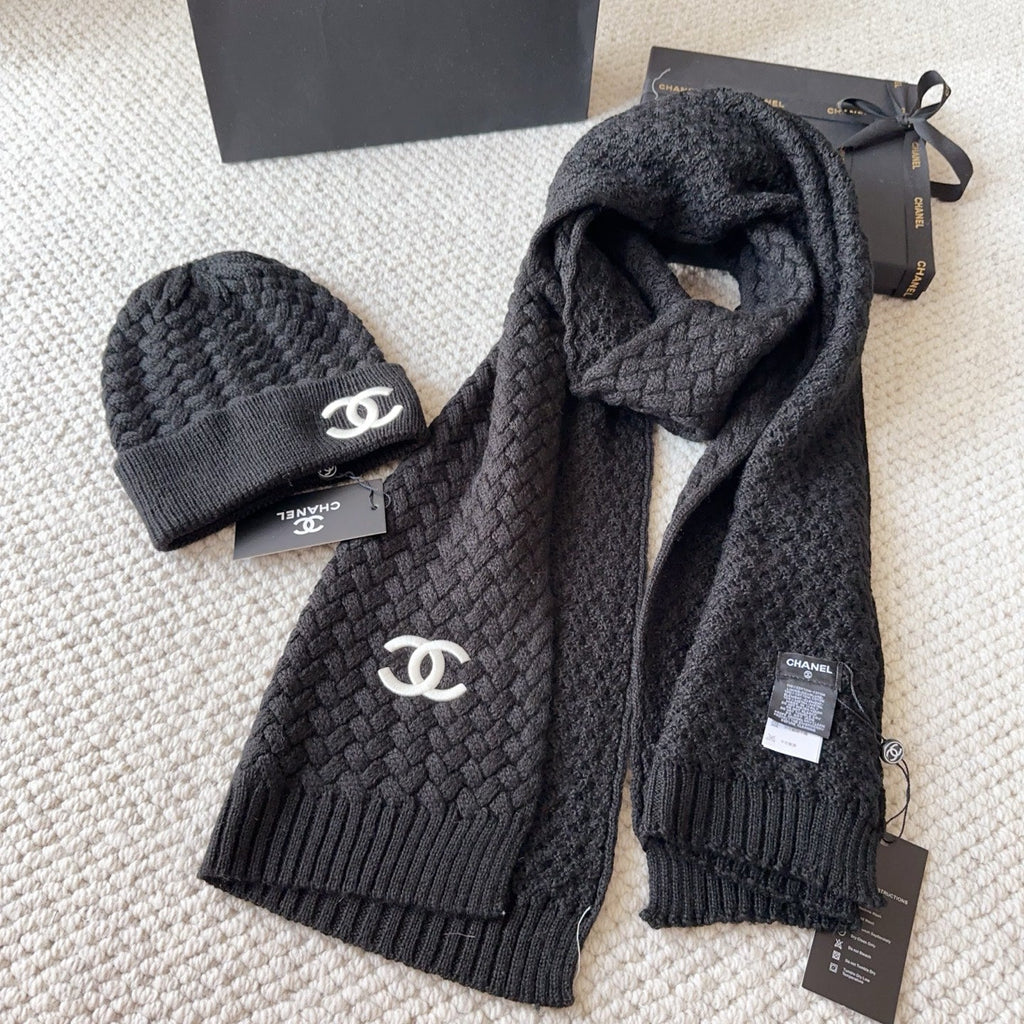 C&C Set of Beanie and Scarf in Black