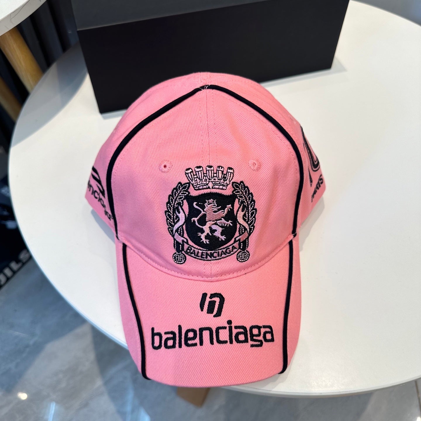 Crest embroidery cotton baseball cap with contrast piping