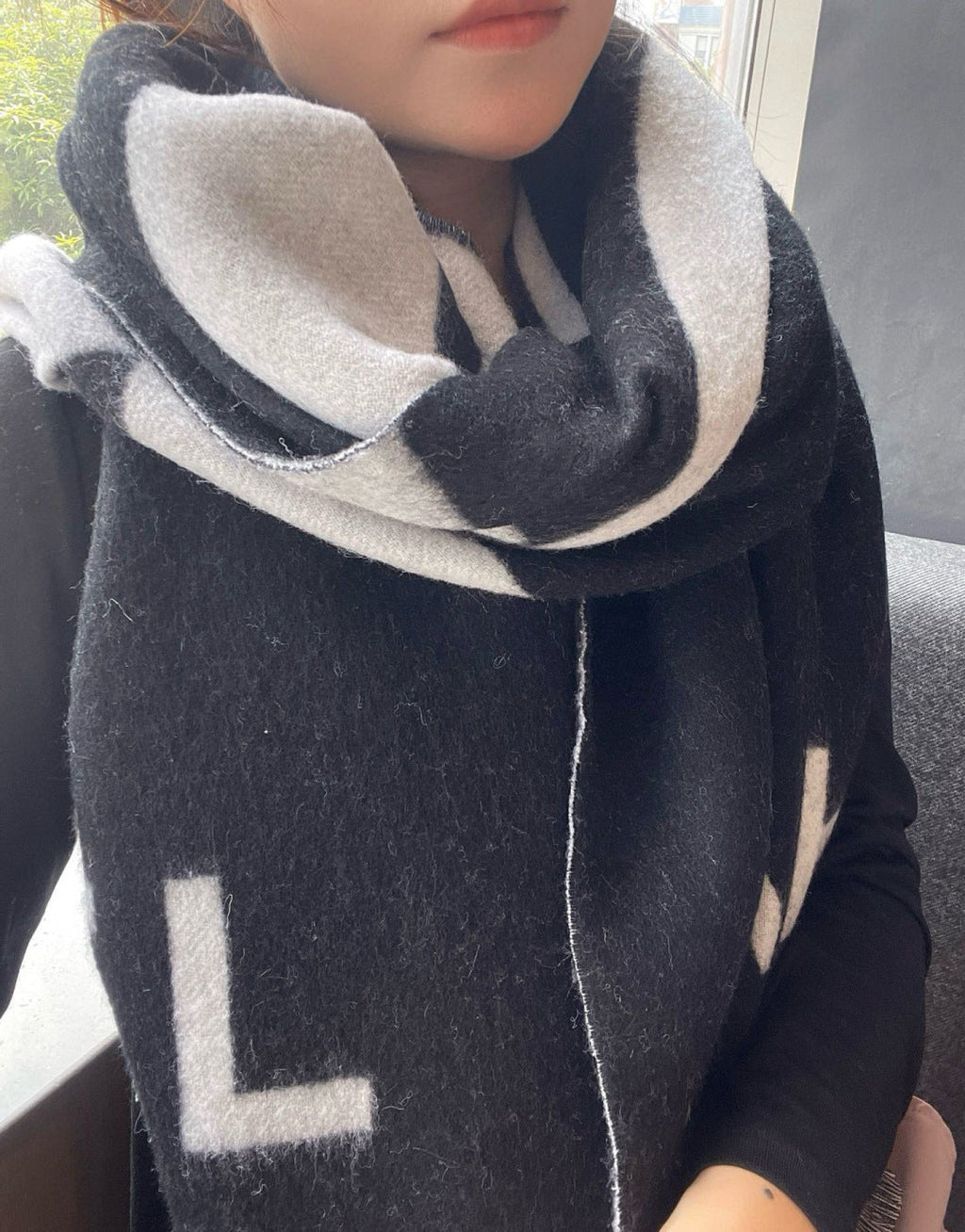 CHANEL 25S SCARF 200 IN CASHMERE 989862
