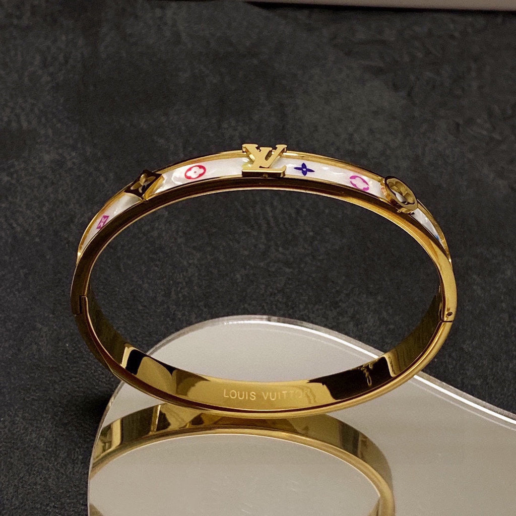 18K Louis Vuitton Pearl Bracelet