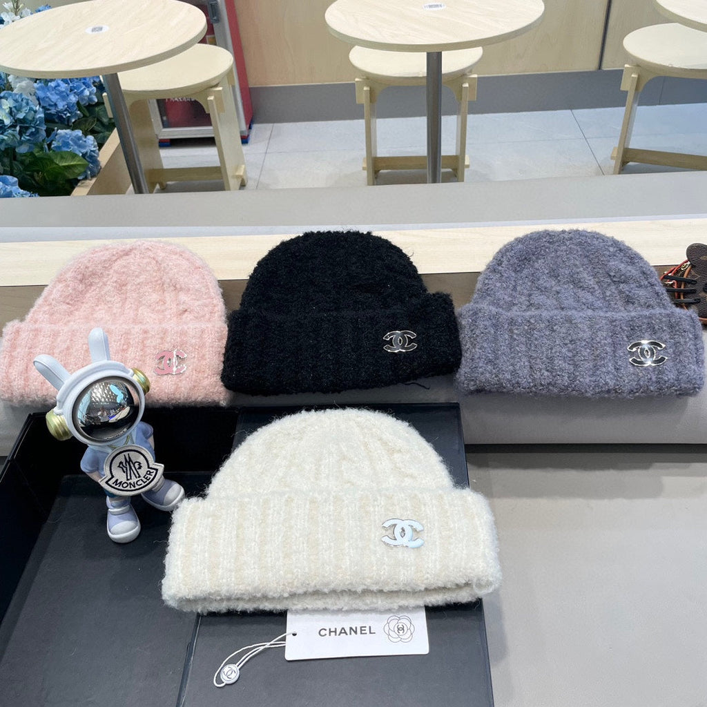 CHANEL BEANIE HAT IN WHITE WOOL 413328