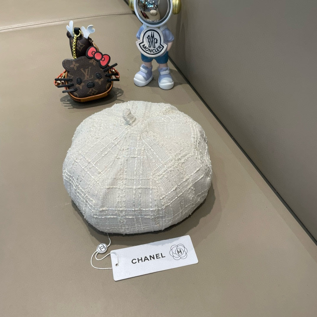 CHANEL BERET HAT IN WHITE WOOL TWEED 422553