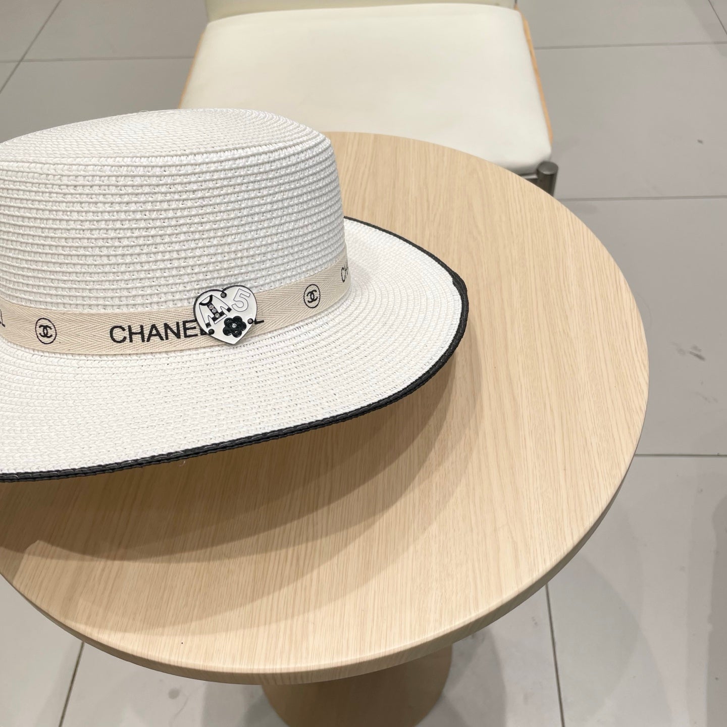 CHANEL FLAT STRAW HAT WHITE 672721