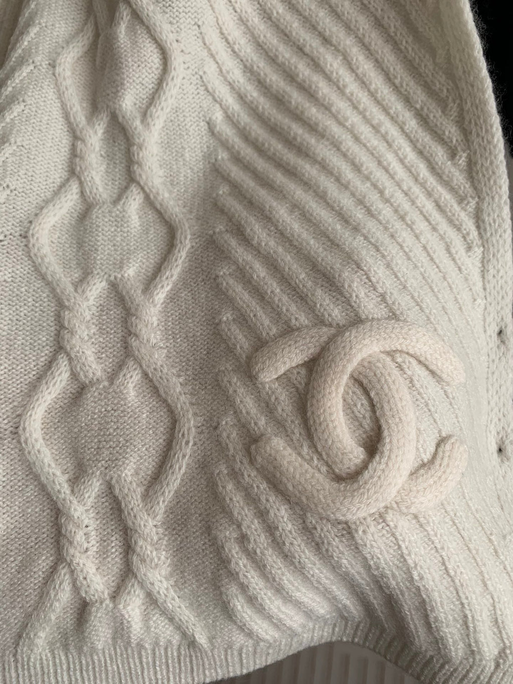 CHANEL KNIT SCARF 200 CM IN WHITE CASHMERE 392882