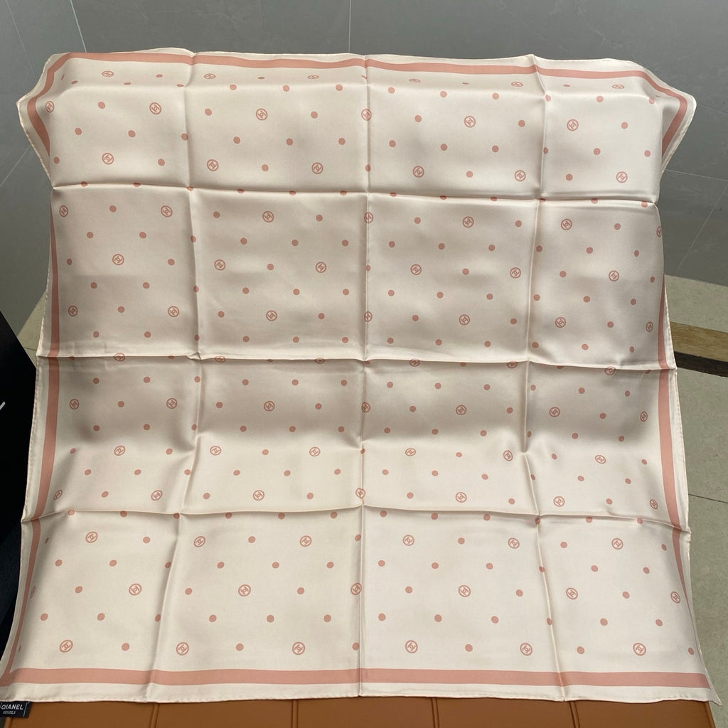 CHANEL 25S SCARF 90 IN SILK 704605
