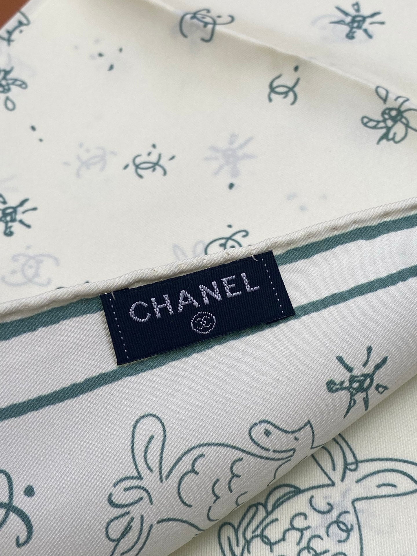 CHANEL 25S SCARF 90 IN SILK 703706