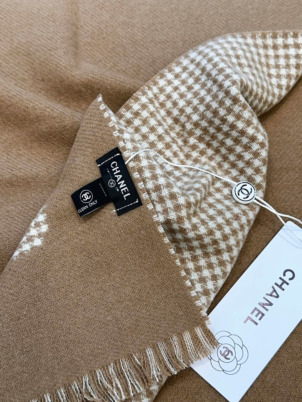 CHANEL HOUNDSTOOTH SCARF 185 CM IN CAMEL BROWN CASHMERE 393124