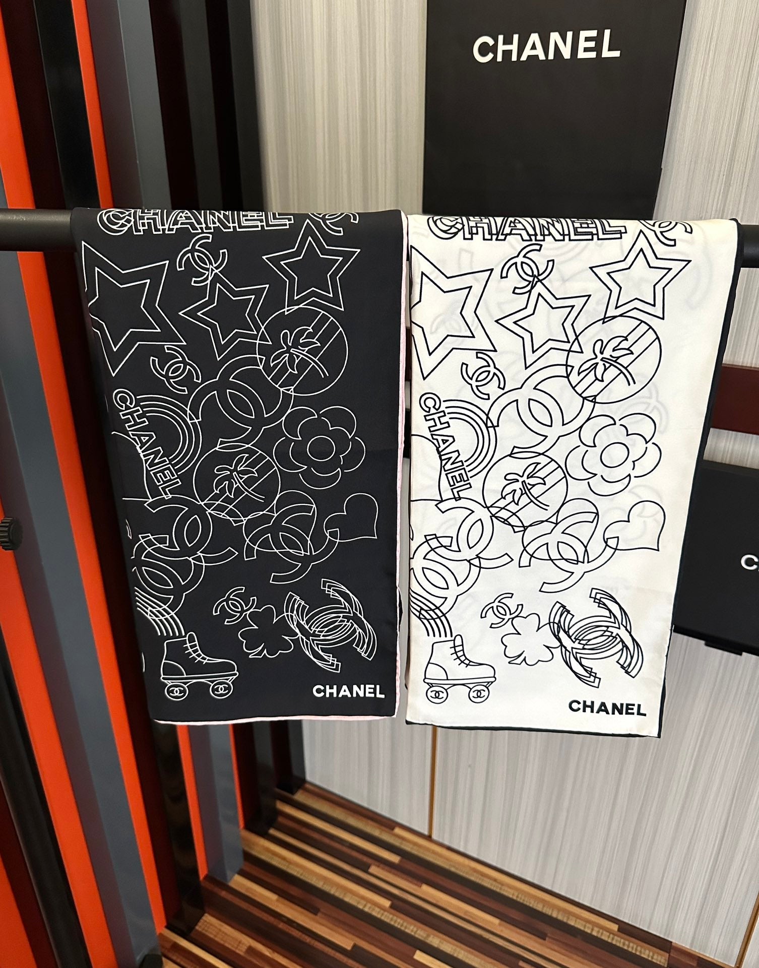 CHANEL 25S SCARF 90 IN SILK 738436