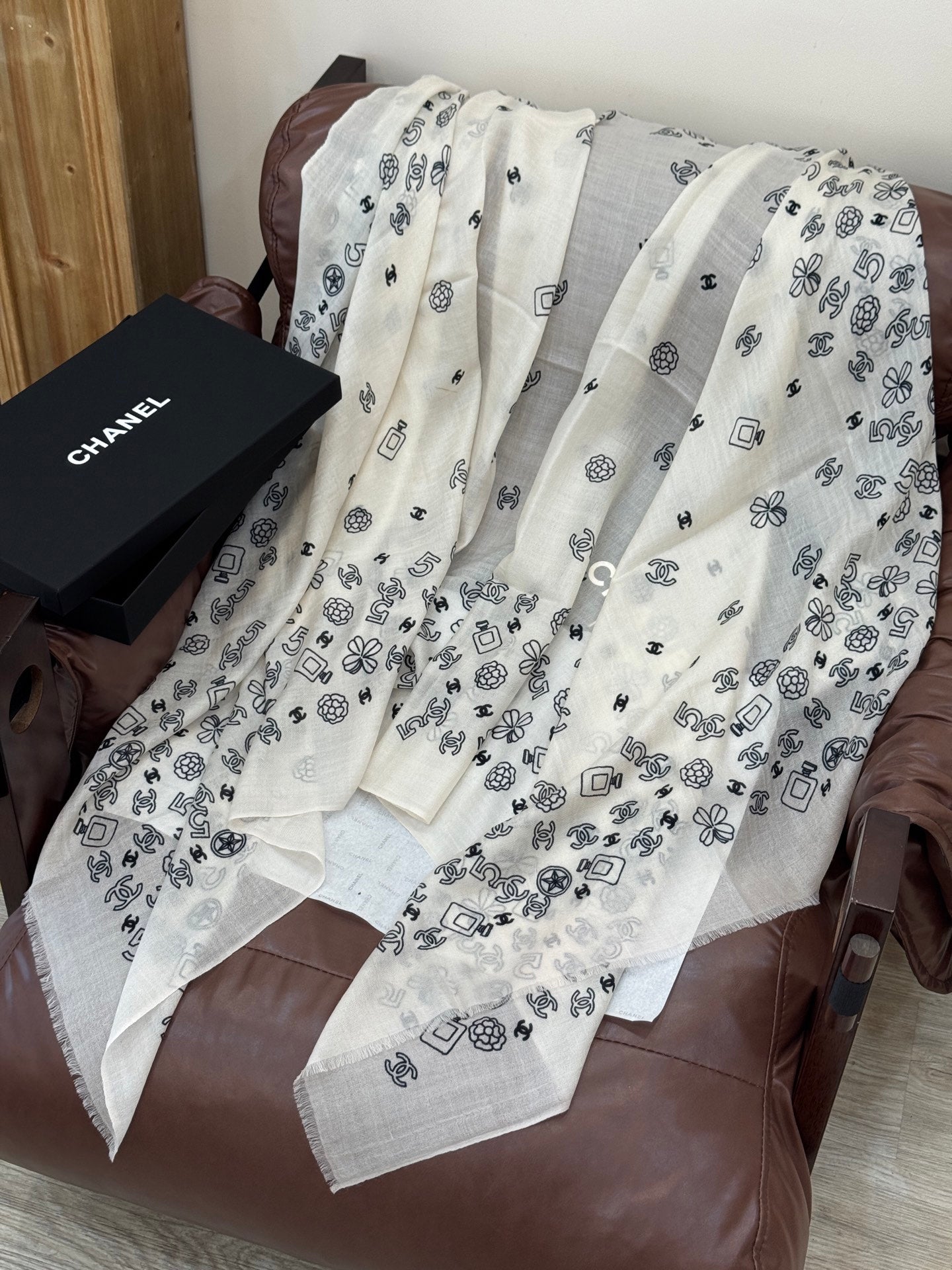 CHANEL 25S SCARF 200 IN CASHMERE 727296