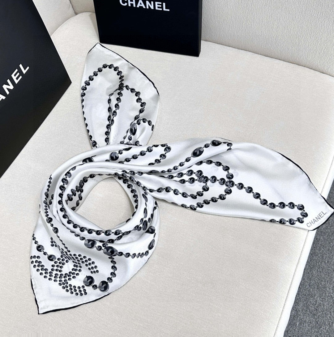 CHANEL 25S SCARF 90 IN SILK 711321